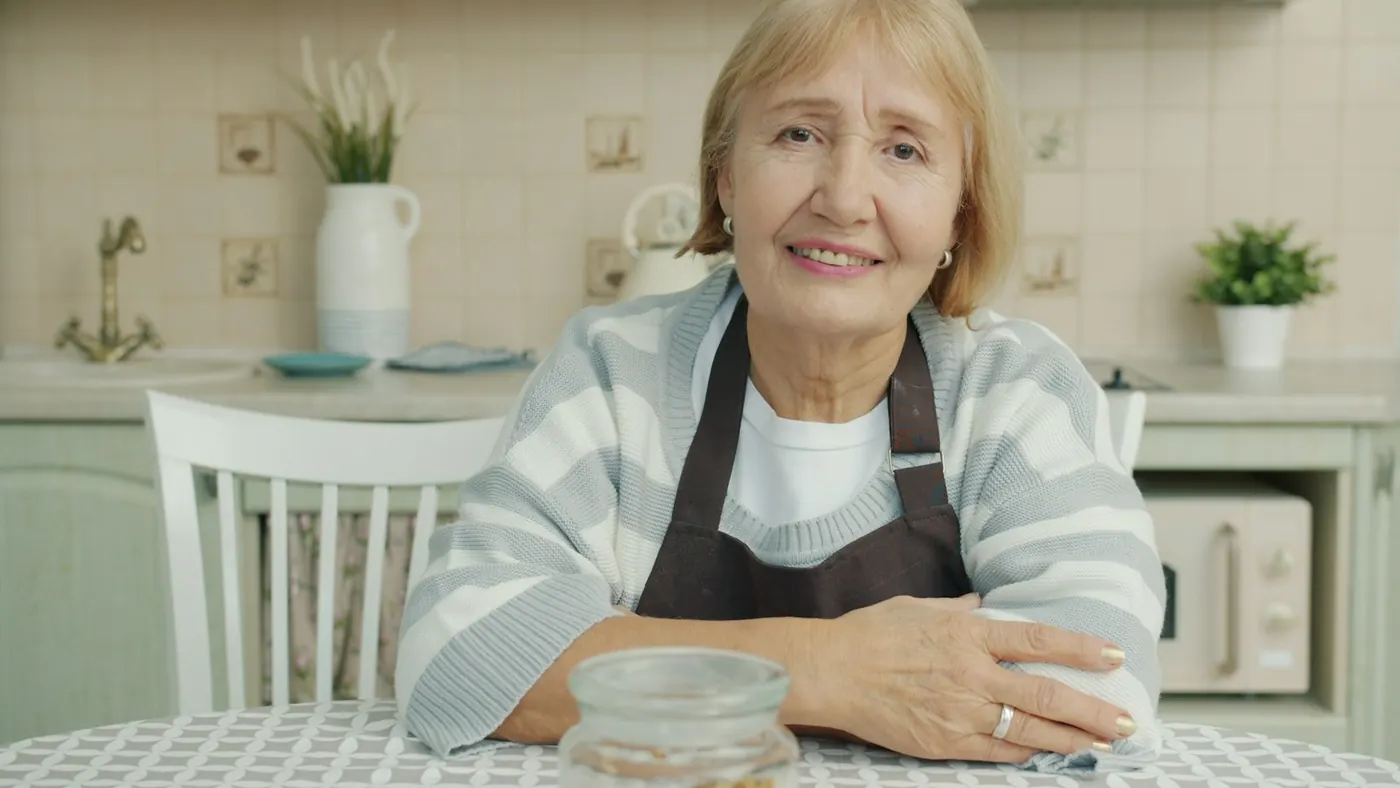 Nasmejana gospa za kuhinjsko mizo